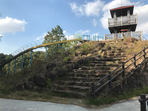 高田濃施山公園　ローラー滑り台への階段